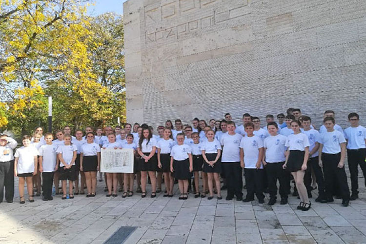 „Gyermekhangok a Békéért”