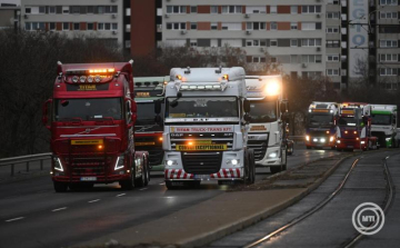 Fuvarozók tüntettek a tervezett útdíjemelés ellen Budapesten és környékén