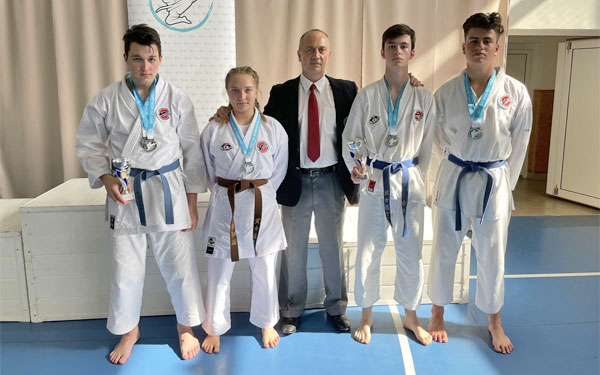 2 arany-, 4 ezüst- és 1 bronzérmet szerzett a Dombóvári Karate Suli