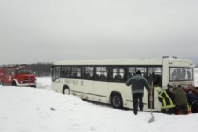 Autóbuszt mentenek a dombóvári tűzoltók