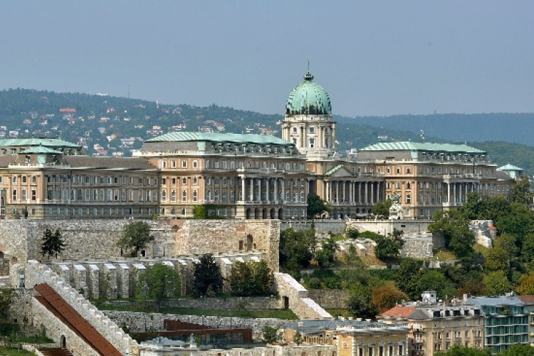 Késsel fenyegetőzött egy férfi a budai Várban