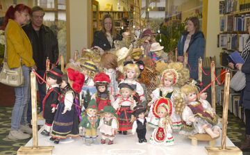 Porcelánbaba kiállítás nyílt a Földi István Könyvtárban