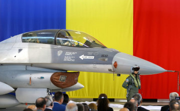 Megérkeztek az erdélyi Aranyosgyéresre a Norvégiából beszerzett első F-16-os harci repülők