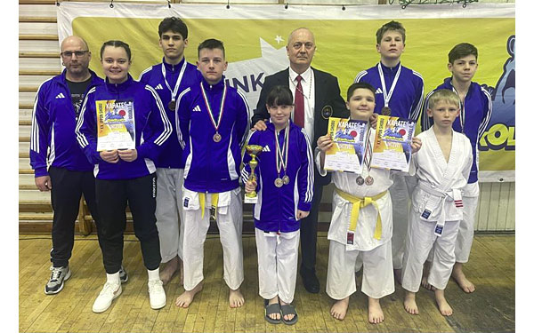 8 dombóvári versenyző volt a karate diákolimpia országos döntőjében