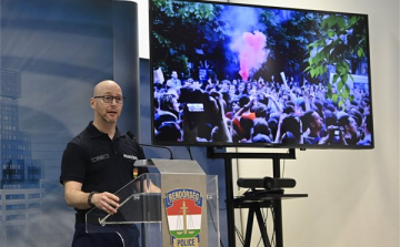 BRFK: erőszakkal próbálták áttörni péntek este a rendőrsorfalat Budapesten agresszív tüntetők