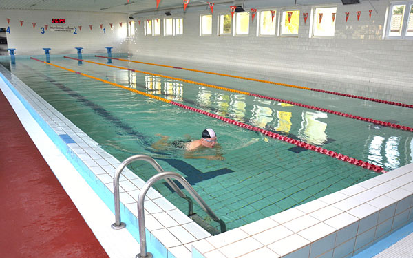 Júliusban hétköznapokon vár mindenkit a dombóvári uszoda 