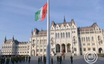 Ferenc pápa búcsúztatása - Felvonták, majd félárbócra engedték a nemzeti lobogót a Kossuth téren