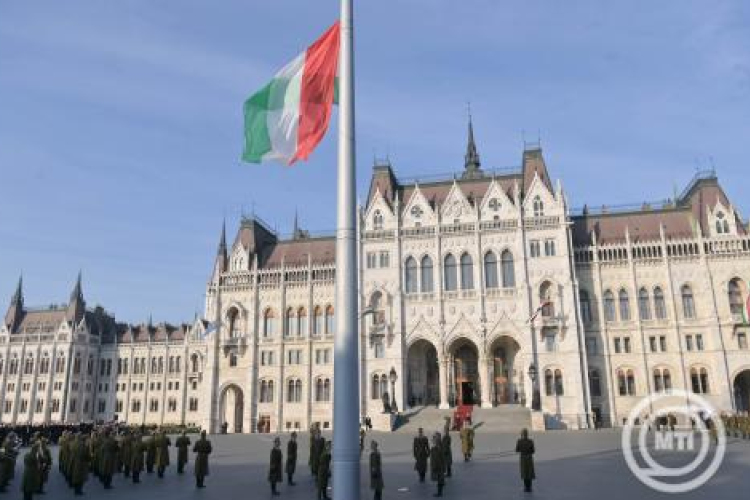 Ferenc pápa búcsúztatása - Felvonták, majd félárbócra engedték a nemzeti lobogót a Kossuth téren