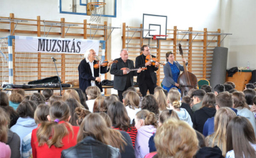Rendhagyó énekórát tartott az idén 50 éves Muzsikás együttes