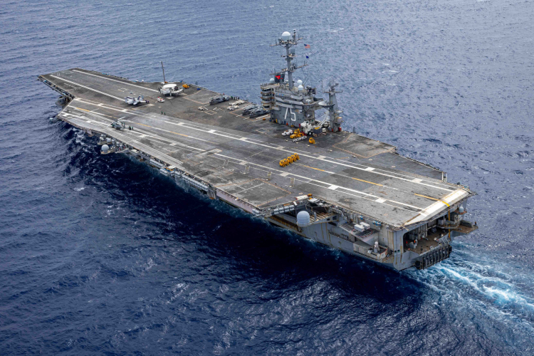 Vontatás közben a Vörös-tengerbe esett egy amerikai F-18-as vadászrepülőgép