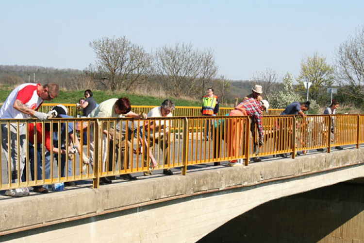 Önkéntesek festették le a Böhm Ferenc hidat